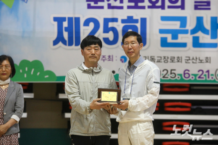 노회장 황진 장로가 임완택 장로에게 표창장을 전달하고 있다.