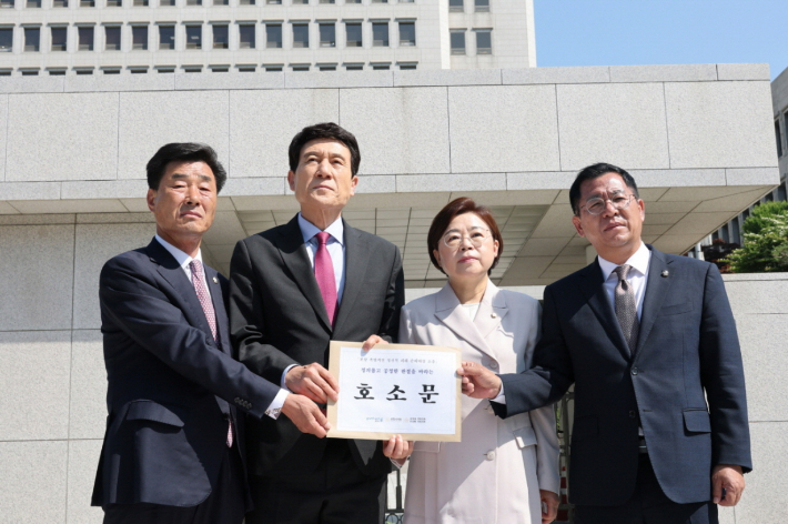 지난 11일 이강덕 포항시장을 비롯해 김일만 포항시의회 의장, 김정재·이상휘 국회의원이 서울 서초동 대법원을 방문해 지난달 대구고등법원의 항소심 판결에 대한 유감을 표명하고, 포항 시민들의 염원을 담은 호소문을 제출했다. 포항시 제공