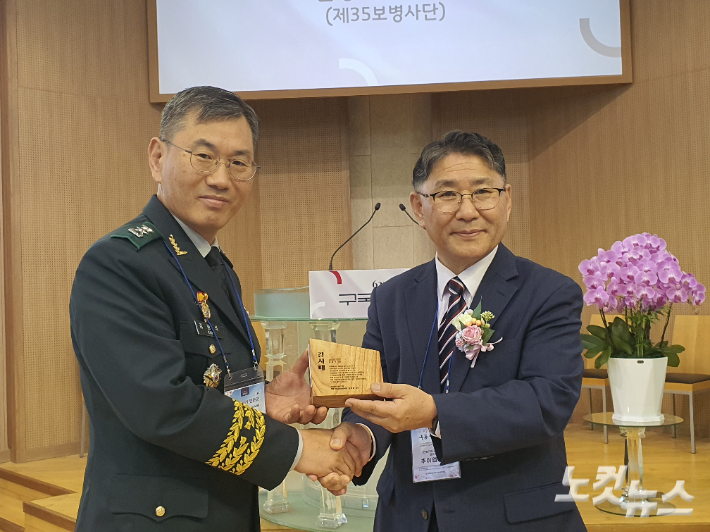 전북기독교총연합회 대표회장 추이엽 목사(오른쪽)가 김광석 35보병사단장(왼쪽)에게 감사패를 전달하고 있다.