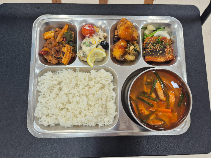 군 장병 수산물 데이 행사. 경남도청 제공 