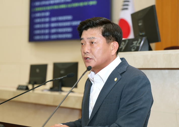 포항시의회 김철수 건설도시위원장이 포항 촉발지진 정신적 피해 손해배상 소송 판결에 대한 촉구 결의안을 낭독하고 있다. 포항시의회 제공