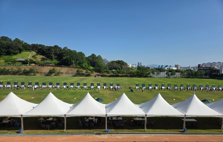 광주광역시는 '제43회 대통령기 양궁대회'가 24일 광주국제양궁장에서 개막해 오는 29일까지 6일간의 열전에 돌입한다고 밝혔다. 광주시 제공