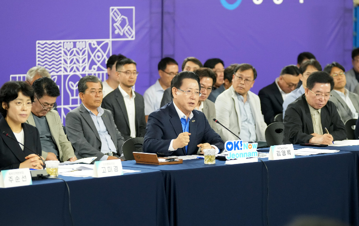 김영록 전라남도지사가 24일 광양시 성황스포츠센터에서 열린 '광양시 정책비전 투어' 행사에 참석해 인사말을 하고 있다. 전라남도 제공 