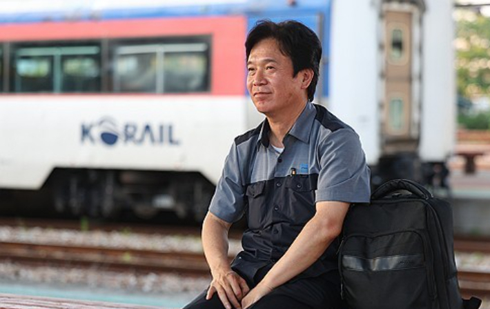김영훈 고용노동부 장관 후보자가 지난 23일 경북 김천역 풀랫폼에서 ITX-마음 열차 운행을 위해 대기하고 있다. 연합뉴스