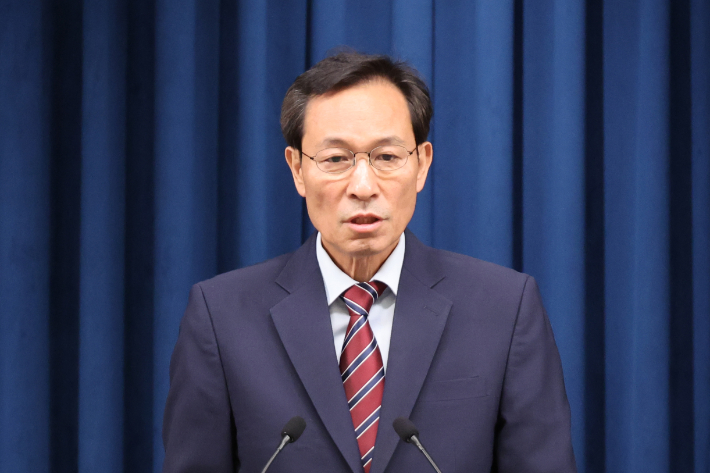 우상호 정무수석이 22일 용산 대통령실에서 이재명 대통령과 여야지도부 오찬 관련 브리핑을 하고 있다. 연합뉴스