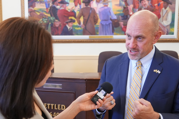 지난 18일  J. 월터 스털링(J. Walter Sterling) 세인트존스대 총장이 강원 CBS와 인터뷰를 하고 있다. 춘천시 제공