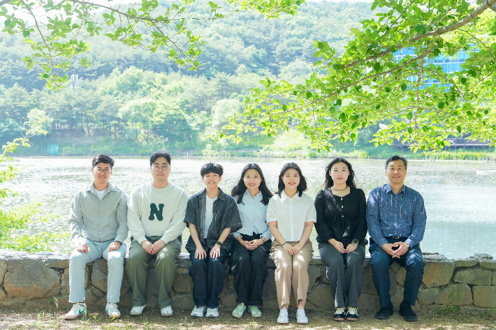 사진 왼쪽부터 김명수 교수, 표창우 연구원, 이승찬 연구원, 김다현 연구원(제1저자), 서다빈 연구원(제1저자), 류지연 연구원, 윤태식 교수. UNIST 제공