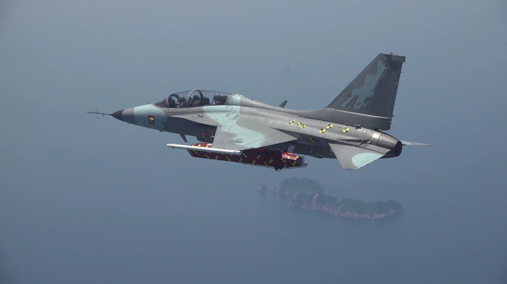 장거리공대지유도탄 시험탄 탑재한 FA-50. 방위사업청 제공