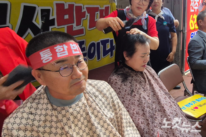 25일 오전 완주군청 앞. 통합반대 삭발식에 참여한 완주군의회 유의식 의장과 이경애 의원. 송승민 기자