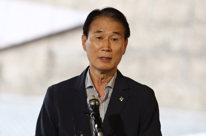 권오을 국가보훈부 장관 후보자가 25일 청문회 준비 사무실이 마련된 서울스퀘어로 출근하며 지명 소감을 밝히고 있다. 연합뉴스