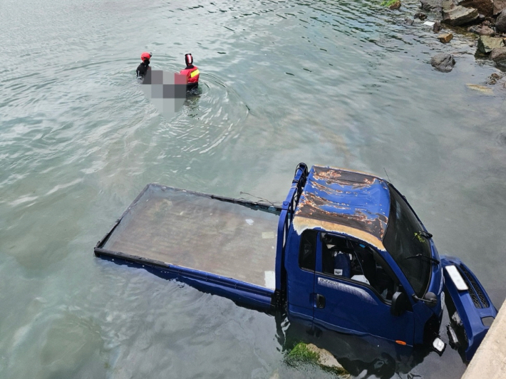 25일 전남 완도의 바다로 차량이 추락하는 사고가 발생해 운전자가 숨졌다. 완도해경 제공