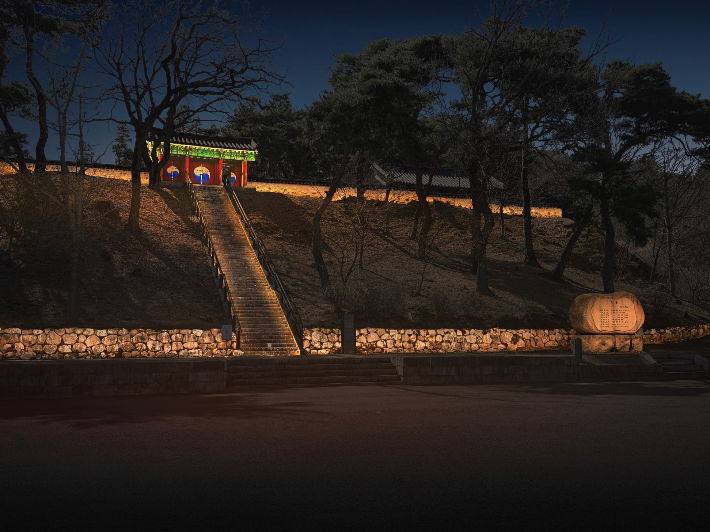경주시 인왕동에 위치한 상서장 외삼문 야경. 외삼문과 담장, 석축, 유허비, 고운대 등에 경관조명을 비롯한 야간 경관 개선 사업을 추진 중이다. 경주시 제공