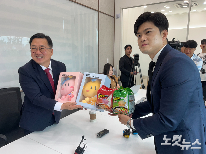 이장우 대전시장(사진 왼쪽)과 김용태 비상대책위원장이 25일 당 개혁방안 등을 두고 의견을 나눴다. 이 시장은 간담회 뒤 '대전을 홍보해달라'며 김 위원장에게 꿈돌이-꿈순이 굿즈 인형과 라면을 전달했다. 정세영 기자