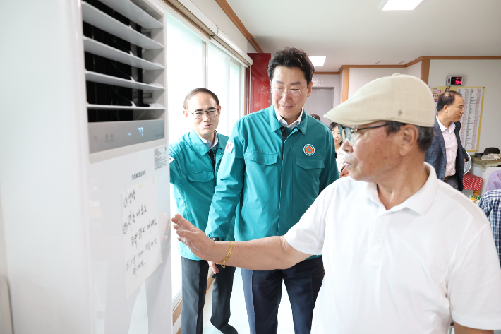 원강수 원주시장이 경로당을 찾아 냉방기 가동 상태 등을 확인하고 있다. 원주시 제공 