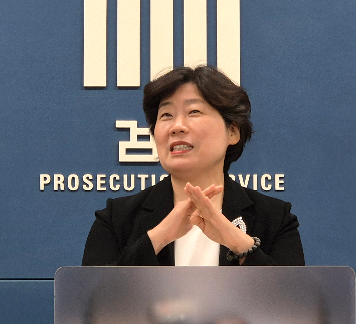 '12·3 비상계엄 사건'을 수사하는 조은석 내란 특검팀의 박지영 특검보가 24일 서울 서초구 서울고등검찰청 기자실에서 윤석열 전 대통령에 대해 특수공무집행방해 혐의 등으로 체포영장을 전격 청구했다는 내용을 브리핑하고 있다. 연합뉴스