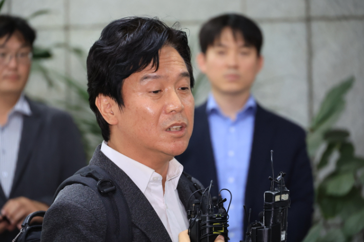 김영훈 고용노동부 장관 후보자가 24일 인사청문회 준비 사무실이 위치한 서울 중구 서울지방고용노동청으로 들어서며 기자의 질문에 답하고 있다. 연합뉴스