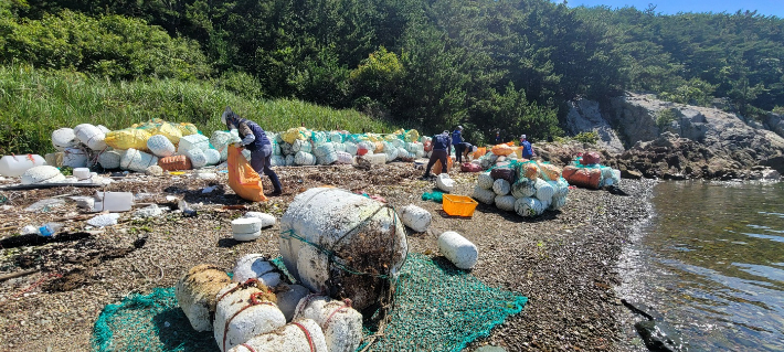 해양쓰레기 수거. 경남도청 제공
