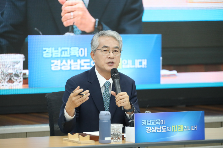 박종훈 경남교육감이 25일 취임 11주년 기자간담회에서 질의에 답변을 하고 있다. 경남교육청 제공