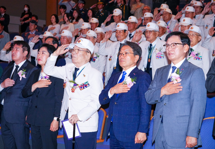 광주광역시는 25일 빛고을시민문화관에서 '6·25전쟁 제75주년 기념식'을 열어 참전용사들의 숭고한 희생과 헌신을 기렸다. 광주시 제공