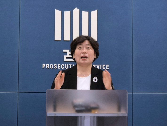 '12·3 비상계엄 사건'을 수사하는 조은석 내란 특검팀의 박지영 특검보가 24일 서울 서초구 서울고등검찰청 기자실에서 윤석열 전 대통령에 대해 특수공무집행방해 혐의 등으로 체포영장을 전격 청구했다는 내용을 브리핑하고 있다. 연합뉴스