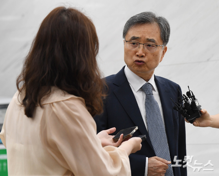 조현 외교부 장관 후보자가 24일 오전 서울 종로구 대우빌딩에 마련된 인사청문회 준비 사무실로 출근하며 취재진의 질문에 답변하고 있다. 황진환 기자