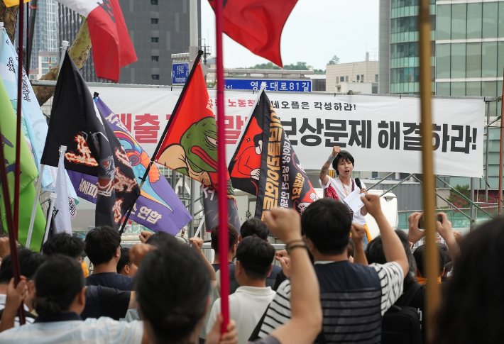 24일 서울 강남구 네오플 서울지사 사옥 앞에서 민주노총 화학섬유식품노조 넥슨지회 네오플분회 관계자들이 집회를 열고 있다. 연합뉴스