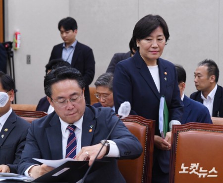 정권교체에도 유일하게 장관직이 유임돼 논란이 계속되고 있는 송미령 농림축산식품부 장관이 25일 국회 농해수위 전체회의에 출석하고 있다.