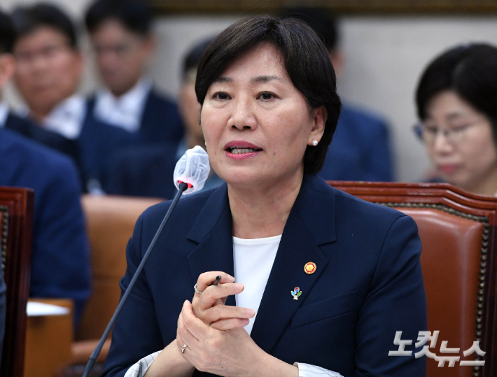 정권교체에도 유일하게 장관직이 유임돼 논란이 계속되고 있는 송미령 농림축산식품부 장관이 25일 국회 농해수위 전체회의에 출석해 의원들의 질의에 답하고 있다. 황진환 기자