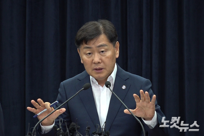 김관영 전북도지사가 25일 완주군민과의 대화가 파행된 뒤 기자회견을 가졌다. 김현주 크리에이터
