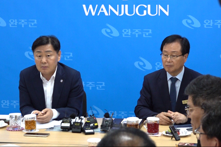 25일 오전 완주군청 기자실. 김관영 전북도지사와 유희태 완주군수가 도민과의 대화 전 기자실을 찾아 회견을 가졌다. 김현주 크리에이터