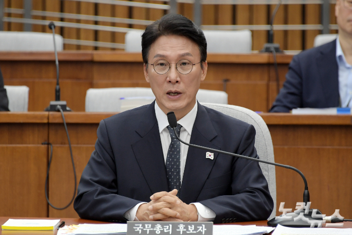 김민석 국무총리 후보자가 서울 여의도 국회에서 열린 인사청문회에서 의원 질의에 답변을 하고 있다. 윤창원 기자