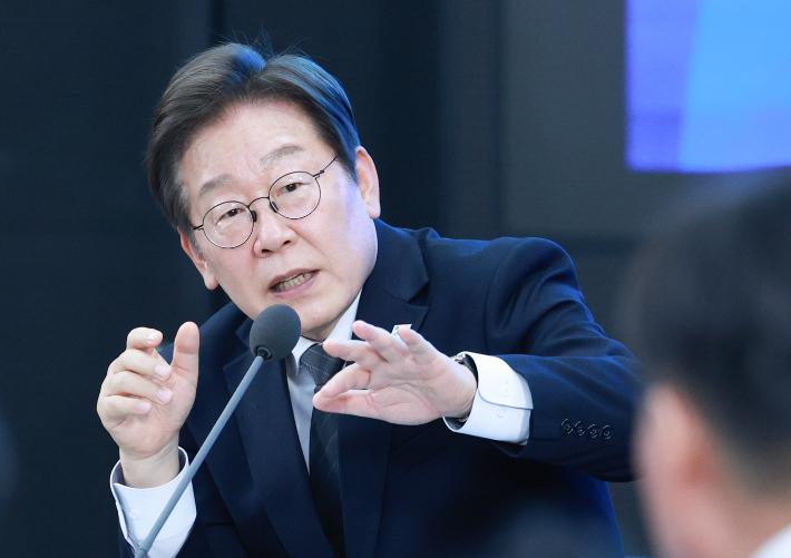  이재명 대통령이 25일 광주광역시 국립아시아문화전당에서 '광주시민·전남도민 타운홀미팅'을 하고 있다. 대통령실통신사진기자단