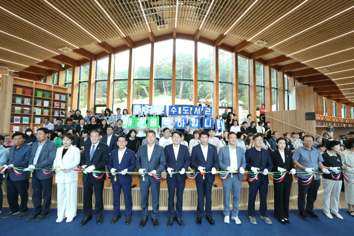 25일 전주 아중호수도서관 개관식에서 우범기 시장과 남관우 시의회 의장 등이 기념 촬영을 하고 있다. 전주시 제공
