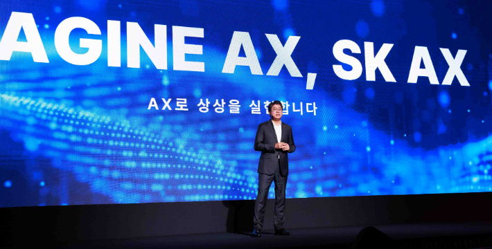 25일 서울 강남구 그랜드 인터컨티넨탈 파르나스 호텔에서 열린 '이매진 AX 2025' 콘퍼런스에서 윤풍영 SK AX 사장이 SK AX 출범의 의의와 비전에 대해 기조연설하고 있다. SK AX 제공