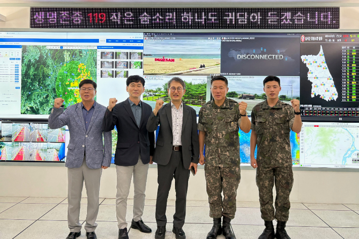 강원특별자치도소방본부와 제36보병사단은 25일 춘천 도소방본부에서 재난대응 협력 강화를 위한 간담회를 열었다. 강원소방본부 제공