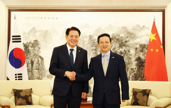 최대호(왼쪽) 안양시장과 다이빙 주한중국대사. 안양시 제공