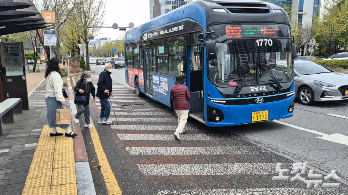 전주의 한 시내버스 승강장에서 시민들이 버스에 오르고 있다. 심동훈 기자