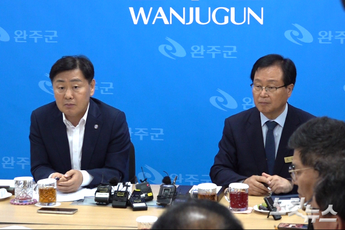 25일 오전 김관영 전북도지사와 유희태 완주군수가 도민과의 대화 전 완주군청 기자실을 찾아 회견을 가졌다. 김현주 크리에이터