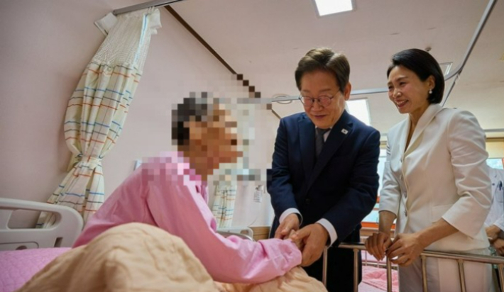 이 대통령 내외가 25일 국립소록도병원에서 환자를 위로하고 있다. 연합뉴스