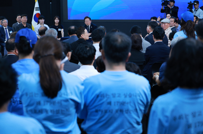 이재명 대통령이 25일 광주광역시 국립아시아문화전당에서 열린 '광주시민·전남도민 타운홀미팅'에서 12·29 제주항공 여객기 참사 유가족 발언을 듣고 있다. 연합뉴스