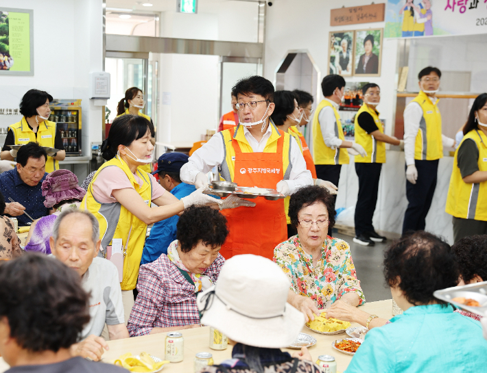 광주지방국세청 박광종청장은 6월 25일 광주광역시 남구 서동에 있는 사회복지법인 분도와 안나 개미꽃동산 '사랑의 식당'에서 '사랑의 밥퍼' 무료급식 봉사활동을 펼쳤다. 광주지방국세청 제공