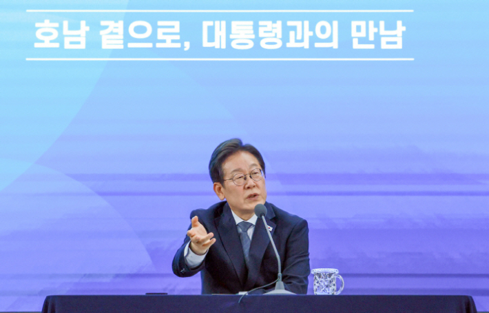 [기자수첩]이 대통령 주재 행사가 30분 늦춰진 이유는?
