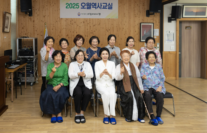 25일 광주 소재 '오월어머니집'을 찾은 김혜경 여사(앞줄 가운데)가 회원들과 사진을 찍고 있다. 대통령실 제공