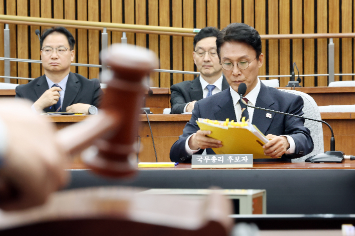 김민석 국무총리 후보자가 25일 서울 국회에서 이틀째 열린 인사청문회에서 정회가 선포되자 자료를 정리하고 있다. 연합뉴스