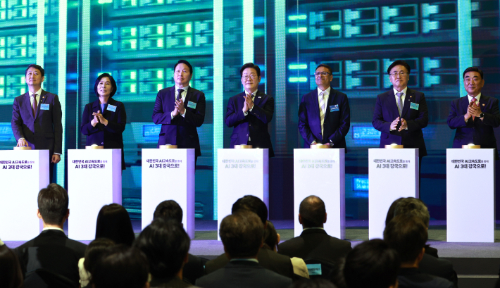 이재명 대통령이 20일 울산전시컨벤션센터에서 열린 울산 인공지능(AI) 데이터 센터 출범식에서 참석자들과 함께 기념 세리머니에 참여하고 있다. 연합뉴스