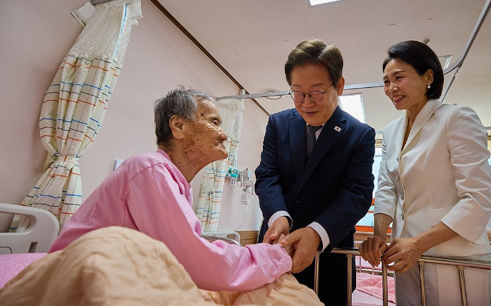 이재명 대통령과 김혜경 여사가 25일 전남 고흥군 국립소록도병원에서 한 환자를 위로하고 있다. 연합뉴스