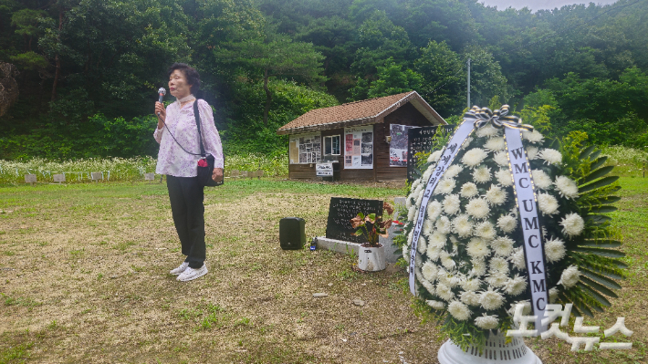 대전 산내 피학살자유족회 회장 전미경 씨가 골령골을 순례하는 청년들에게 현장증언에 나서고 있다. 송주열 기자