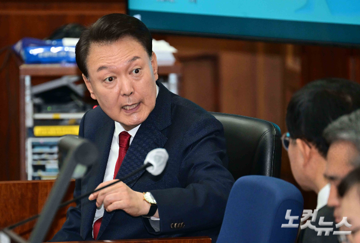 12·3 비상계엄을 선포해 내란 우두머리 혐의로 재판에 넘겨진 윤석열 전 대통령이 지난 4월 21일 오전 서울 서초구 서울중앙지법 417호 법정에 앉아 변호인단과 대화를 하고 있다. 사진공동취재단