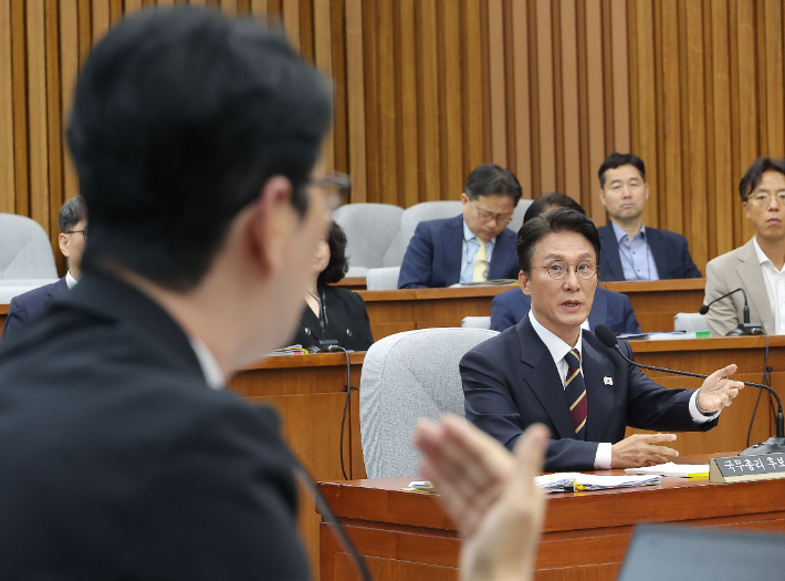 김민석 국무총리 후보자가 25일 서울 여의도 국회에서 열린 인사청문회에 출석해 국민의힘 주진우 의원의 질의를 받고 있다. 연합뉴스