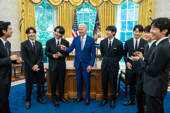 2022년 6월 미국 백악관에서 BTS가 바이든 전 미국 대통령과 대화하고 있다. 바이든 전 대통령 트위터 캡처